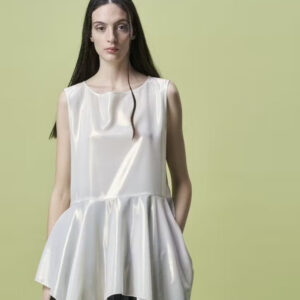 Top brillante de picos en blanco de High