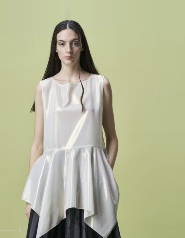 Top brillante de picos en blanco de High