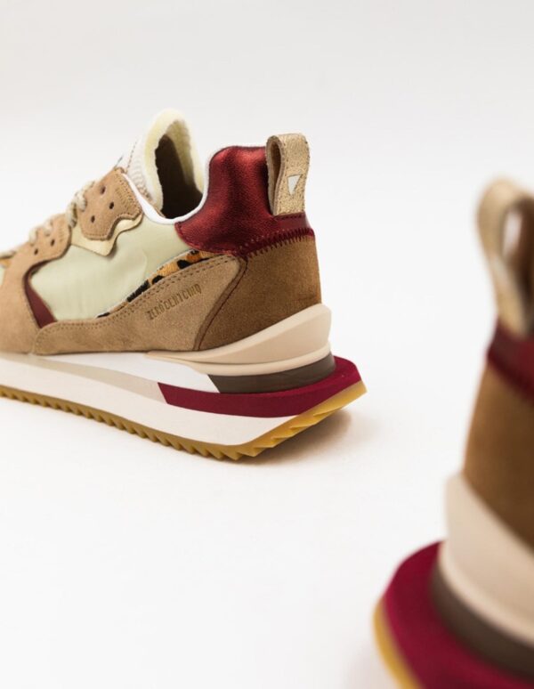 Sneackers 0-105 en tonos claros con detalles en rojo - Imagen 4