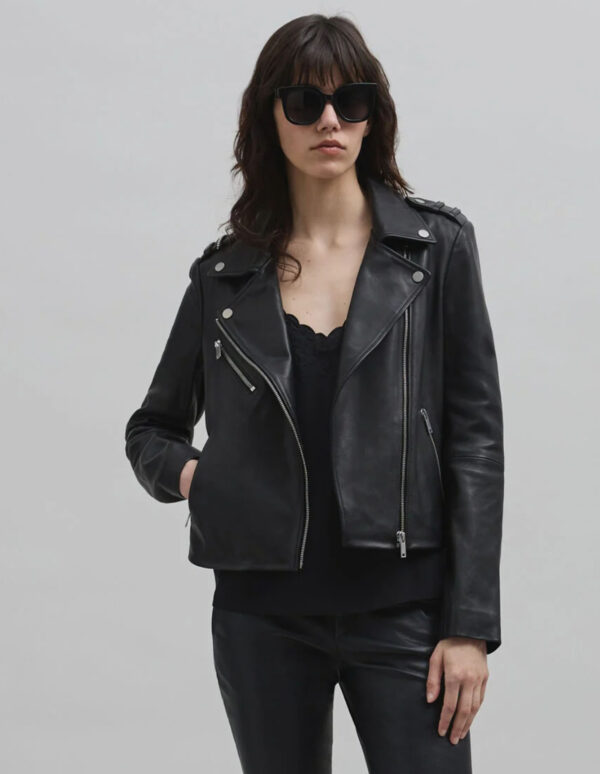 Biker de piel en negra