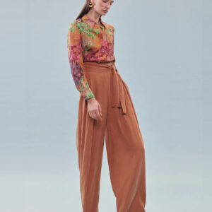 Camisa de flores en ramio