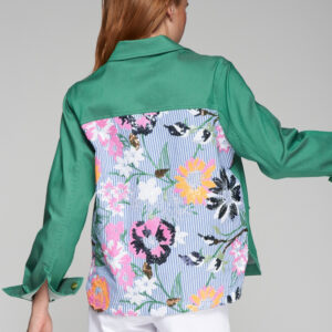 Cazadora en verde con espalda de flores