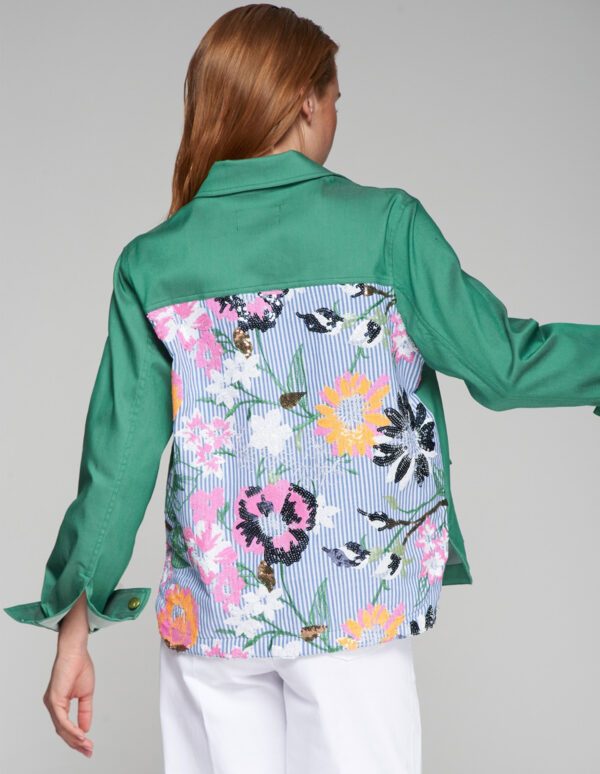 Cazadora en verde con espalda de flores