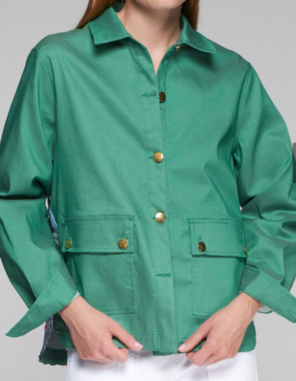 Cazadora en verde con espalda de flores - Imagen 2