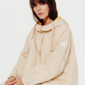 Chaqueta en tono beige con capucha