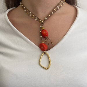 Collar trenzado Velatti con piedra natural en rojo