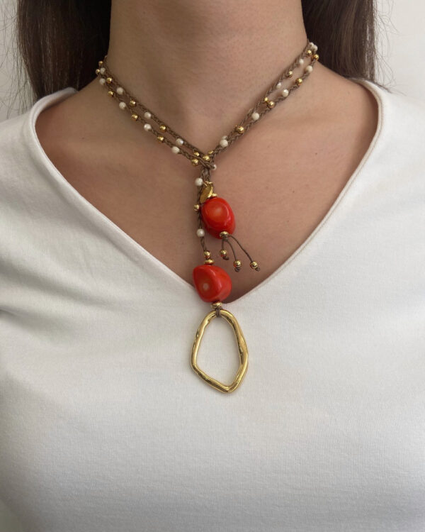 Collar trenzado Velatti con piedra natural en rojo