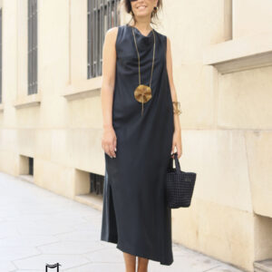 Vestido desmangado cuello drapeado