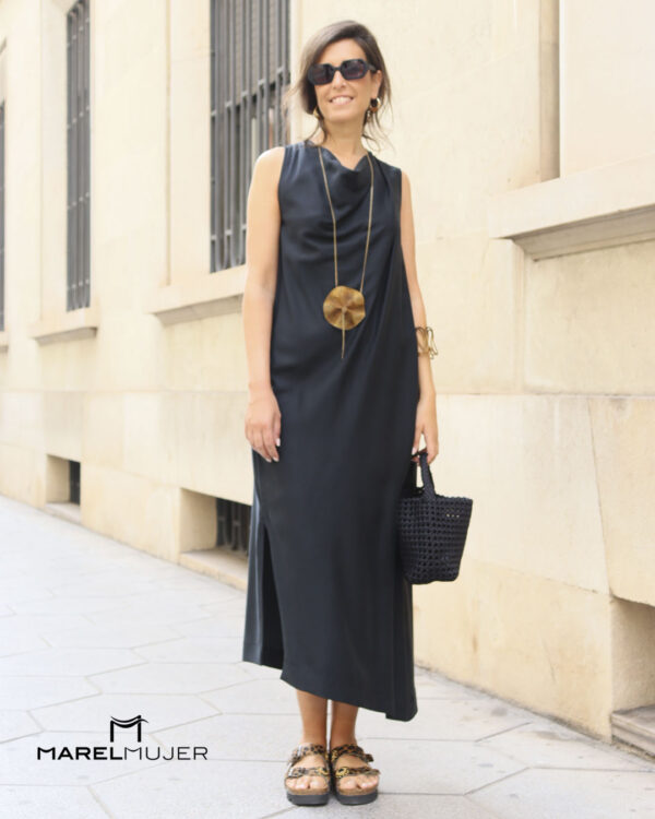 Vestido desmangado cuello drapeado