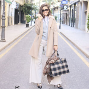 Abrigo en tonos claros con pelo en cuello