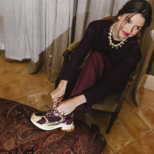 Sneackers en tonos granates y dorados