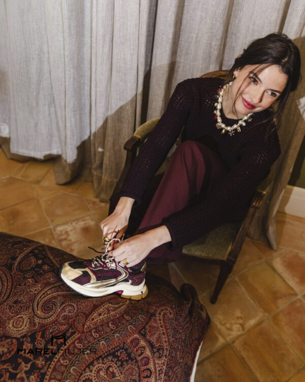 Sneackers en tonos granates y dorados