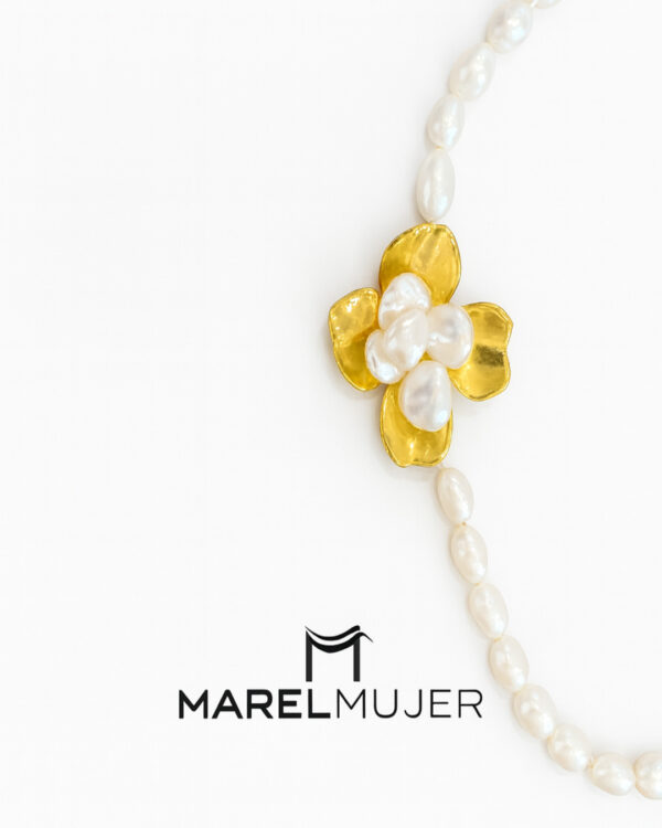 Gargantilla de perlas con detalle de flor - Imagen 2