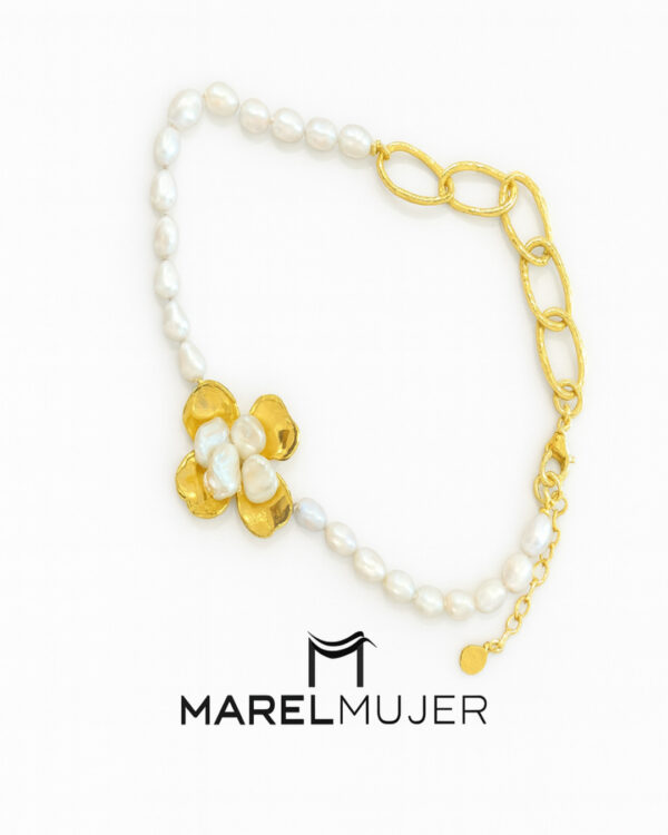 Gargantilla de perlas con detalle de flor