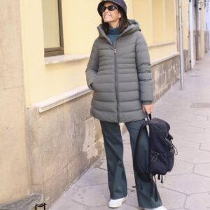 Plumas en color verde con capucha