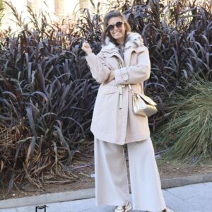 Parka larga con pelo en capucha