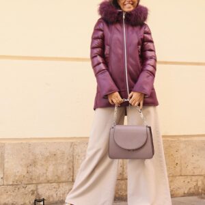 Parka en color morado con pelo en capucha