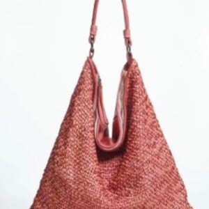 Bolso de piel efecto rizado en color coral