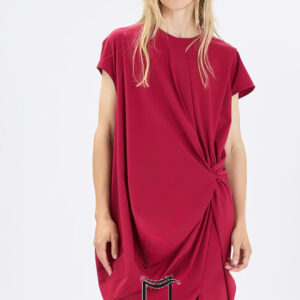 Vestido corto asimétrico en burdeos de HIGH