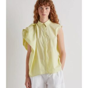 Camisa desmangada con volumen en un hombro