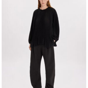 Blusa plisada en negro de HIGH